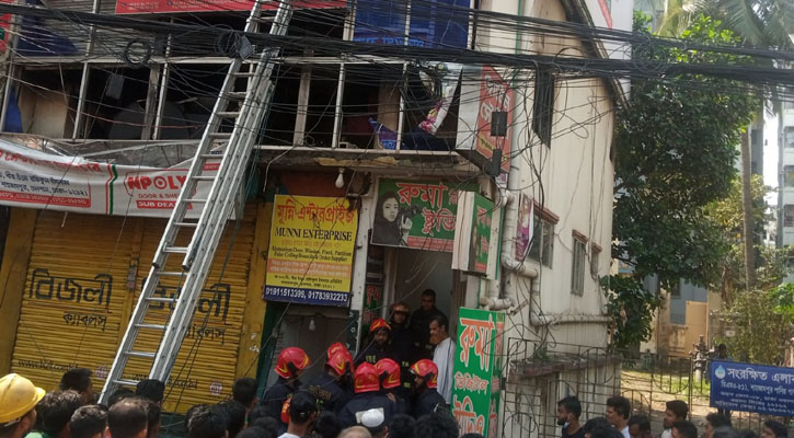 শাহজাদপুরে আবাসিক হোটেলে আগুন, চারজনের মৃত্যু